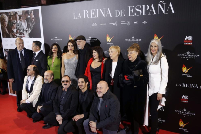 Fernando Trueba, rodeado por el elenco de ‘La reina de España’.