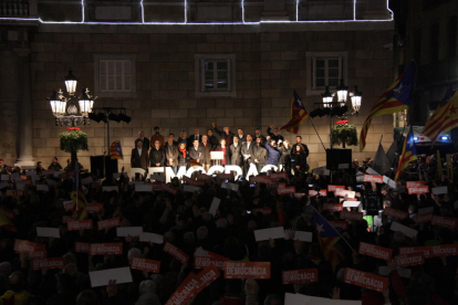 Colau va llegir el manifest a Barcelona en suport a Forcadell en una plaça Sant Jaume plena.