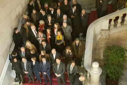 El president Carles Puigdemont i altres membres del Govern aquest divendres amb Carme Forcadell al Parlament.