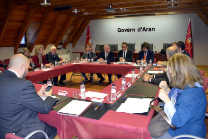 El conseller firmó en la Val d’Aran el convenio y anunció el plan de caminos del Pirineo.