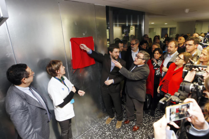 Antoni Comín, amb l’alcalde i altres representants polítics i sanitaris, va presidir ahir la inauguració del nou CAP.
