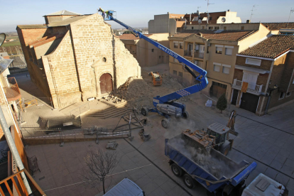 Imatge de l'arxiu de la plaça de l'Església de Rosselló, el febrer, després que s'ensorrés part del temple.