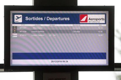 Un panel informativo este miércoles en el aeropuerto de Lleida-Alguaire.