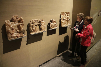 Visitantes en el Museu de Lleida el mes pasado ante cuatro de las piezas de Sigena reclamadas.