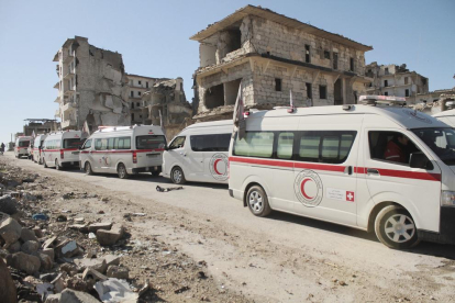 Ambulàncies de la Mitja Lluna Roja a l’espera d’evacuar civils ferits de l’est d’Alep.