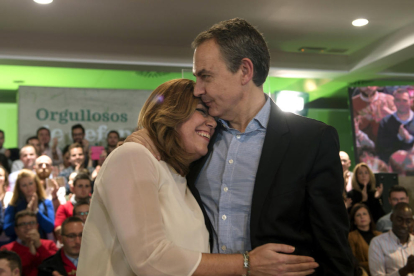 Susana Díaz, abraçada a José Luis Rodríguez Zapatero ahir a Jaén.