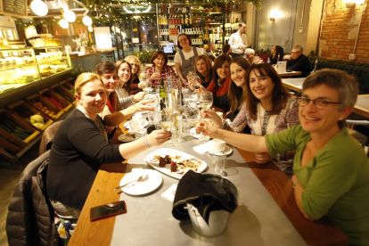 Uno de los grupos que celebraron su cena de empresa el jueves en el restaurante Teresa Carles. 