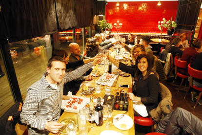 Uno de los grupos que celebraron su cena de empresa el jueves en el restaurante Teresa Carles. 