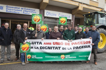 A Cervera, els manifestants es van reunir davant de l’oficina comarcal d’Agricultura.