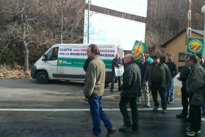 En Cervera, los manifestantes se reunieron frente a la oficina comarcal de Agricultura.