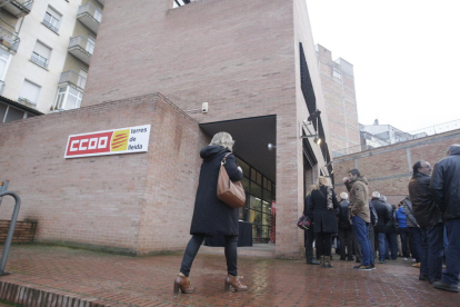 Protesta dels sindicalistes davant de la seu de Vall Companys al polígon industrial El Segre.