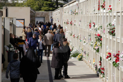 Imatges de la diada de Tots Sants al cementiri de Lleida