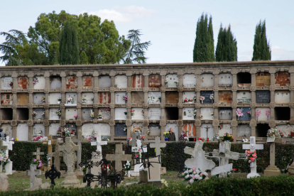 Imatges de la diada de Tots Sants al cementiri de Lleida