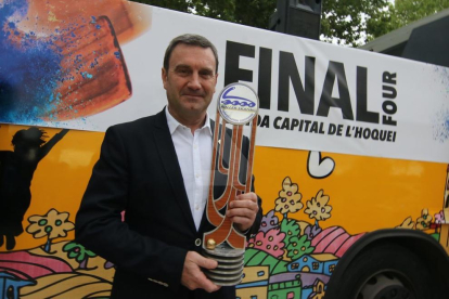 Brinda el trofeu europeu a la ciutat amb una rua i recepcions a la Paeria i la Diputació.