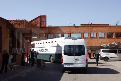 Imágenes de la llegada de los politicos presos al centro penitenciario de Ponent