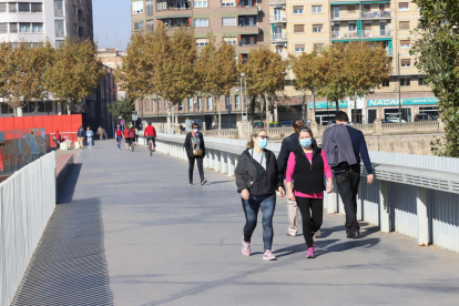 La canalización y la Mitjana de Lleida se llenan de paseantes