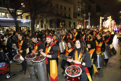 Los Reyes Magos llegaron a la capital del Segrià en tren e hicieron un desfile hasta el ayuntamiento.