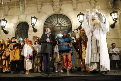 Los Reyes Magos llegaron a la capital del Segrià en tren e hicieron un desfile hasta el ayuntamiento.