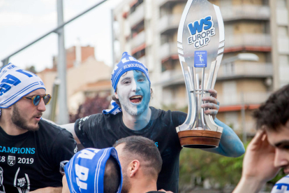 Imatges de la celebració de la Europe Cup del Lleida Llista pels carrers de Lleida