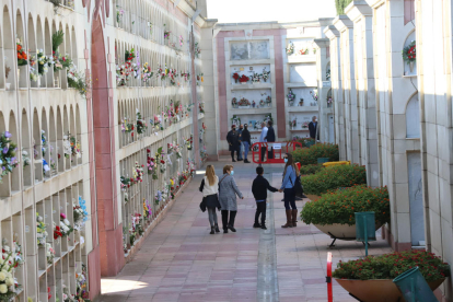 Pocas aglomeraciones y controles en los accesos del cementerio de Lleida