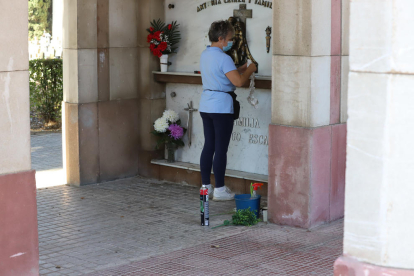 Pocas aglomeraciones y controles en los accesos del cementerio de Lleida