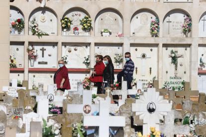 Poques aglomeracions i controls als accessos del cementiri de Lleida