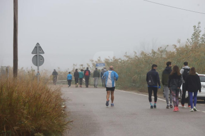 A pesar de la niebla matutina que se levantó con el paso de las horas, el domingo hubo centenares de personas que acudieron a la canalización del río, el parque de la Mitjana o la Horta para hacer caminatas, rutas en bicicleta o correr.