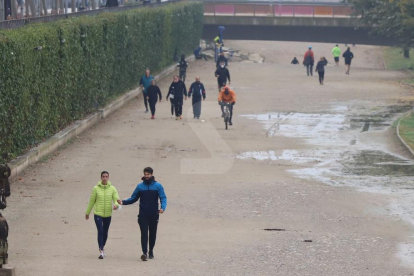 Malgrat la boira matutina que es va aixecar amb el pas de les hores, diumenge hi va haver centenars de persones que van acudir a la canalització del riu, el parc de la Mitjana o l'Horta per fer caminades, rutes amb bicicleta o a córrer.