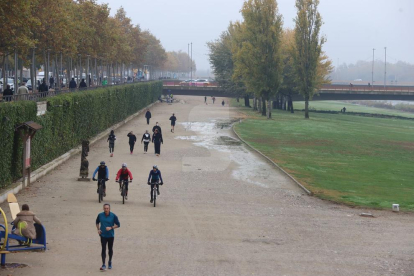 A pesar de la niebla matutina que se levantó con el paso de las horas, el domingo hubo centenares de personas que acudieron a la canalización del río, el parque de la Mitjana o la Horta para hacer caminatas, rutas en bicicleta o correr.