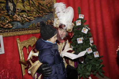 El representante de Sus Majestades los Reyes de Oriente recoge las cartas de los niños leridanos.