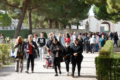 Imatges del cementiri de Lleida el dia de Tots Sants