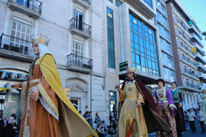 Desfilada de gegants a Lleida, just abans de la Batalla de les Flors