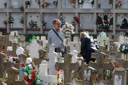 Imatges del cementiri de Lleida el dia de Tots Sants