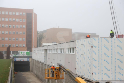 El nou edifici de l'hospital Arnau de Vilanova tindrà 88 llits. S'ha dissenyat amb un mètode basat en la fabricació, transport i muntatge de mòduls tridimensionals completament equipats i cada dia es traslladaran sis blocs al centre des de Cardona. Cada un supera els 15 metres de llarg, cinc d'ample i quatre d'altura i pesen al voltant de 40 tones.