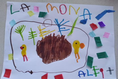 L'Aleix de 3 anys ha dibuixat la seva mona, la vol amb un ou molt gran de xocolata, 2 pollets i plomes.