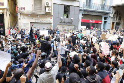 Más de 600 personas claman en Lleida contra el racismo y en memoria de George Floyd. La manifestación recorrió las calles del centro de la ciudad con consignas de “Black Lives Matter” y “regularización ya”
