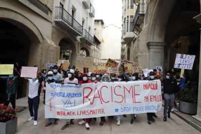 Més de 600 persones criden a Lleida contra el racisme i en memòria de George Floyd. La manifestació va recórrer els carrers del centre de la ciutat amb consignes de “Black Lives Matter” i “regularització ja”