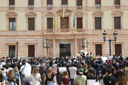 Més de 600 persones criden a Lleida contra el racisme i en memòria de George Floyd. La manifestació va recórrer els carrers del centre de la ciutat amb consignes de “Black Lives Matter” i “regularització ja”