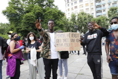 Más de 600 personas claman en Lleida contra el racismo y en memoria de George Floyd. La manifestación recorrió las calles del centro de la ciudad con consignas de “Black Lives Matter” y “regularización ya”