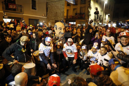 Cervera enloquece con la celebración de los títulos mundiales de Marc y Àlex Márquez. Unas doce mil personas, según fuentes municipales y de la policía local, dejaron pequeña la ciudad
