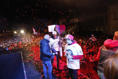 Cervera enloquece con la celebración de los títulos mundiales de Marc y Àlex Márquez. Unas doce mil personas, según fuentes municipales y de la policía local, dejaron pequeña la ciudad