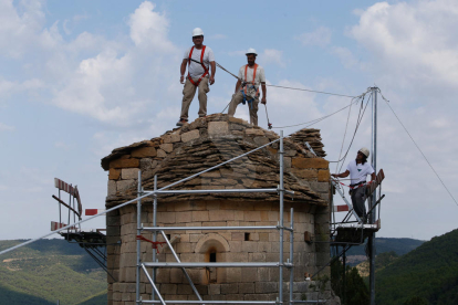 Imatges dels treballs de restauració de l'ermita de la Pertusa