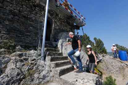 Imatges dels treballs de restauració de l'ermita de la Pertusa