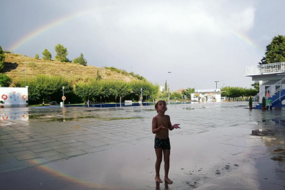 Espectacle meteorològic una tarda d'estiu a les piscines de Seròs