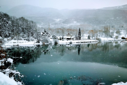 Sembla treta d'una postal de Nadal, paisatge hivernal feta a un poble d'Aragó (Eristé-Sahún)