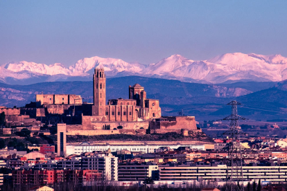 La ciutat de Lleida amb els Pirineus de fons  nevats.