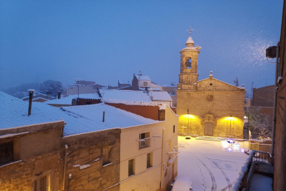 Plaça de l'Església de Montoliu de Lleida en plena nevada