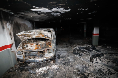 Els Bombers de la Generalitat van sufocar ahir un incendi en un pàrquing del carrer Metall a Alcarràs