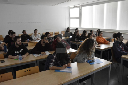 Una conferència sobre l'autocura dels professionals de la psicologia, a càrrec Gemma Gallart, va obrir ahir al campus de Cappont la VIII Setmana de la Psicologia, amb prop de 130 inscrits, majoritàriament alumnes. Aquesta activitat, que organitza des de fa vuit anys l'Associació d'Estudiants de Psicologia de la Universitat de Lleida, inclou ponències i tallers sobre temes escollits pels mateixos alumnes.