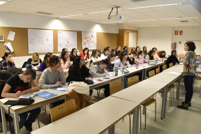 Una conferència sobre l'autocura dels professionals de la psicologia, a càrrec Gemma Gallart, va obrir ahir al campus de Cappont la VIII Setmana de la Psicologia, amb prop de 130 inscrits, majoritàriament alumnes. Aquesta activitat, que organitza des de fa vuit anys l'Associació d'Estudiants de Psicologia de la Universitat de Lleida, inclou ponències i tallers sobre temes escollits pels mateixos alumnes.